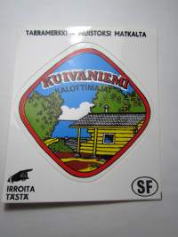 Kuivaniemi -Kalottimajat -tarra, matkamuistotarra 1970-luvulta