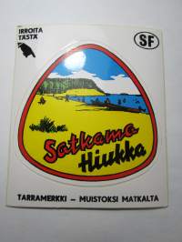 Sotkamo -Hiukka -tarra, matkamuistotarra 1970-luvulta