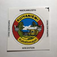 Kuivaniemi Kalottimajat -tarra, matkamuistotarra 1970-luvulta