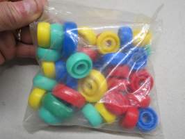 Korona-pelin muoviset nappulat arviolta 1970-luvulta, täydellinen sarja, avaamaton pakkaus