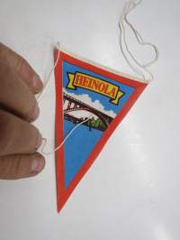 Heinola - silta -matkailuviiri, pikkukoko, pohjaväri punainen / souvenier pennant