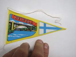 Heinola - silta -matkailuviiri, pohjaväri keltainen, pikkukoko / souvenier pennant
