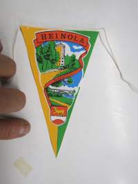 Heinola - näkötorni & silta -matkailuviiri, pikkukoko, pohjaväri oranssinkeltainen & vihreä / souvenier pennant