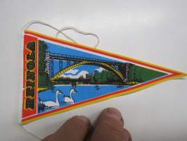 Heinola - silta & joutsenet -matkailuviiri, pikkukoko, pohjaväri keltainen / souvenier pennant