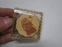 Koira - Kultasuklaa -suklaapakkaus vuodelta 1996