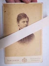 Aino Rotkirch, kuvattu Tukholmassa 1800-luvulla - kabinettikuva, toisessa kuvassa mainittu 