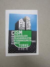 CISM  Kansainvälisen Sotilasurheiluliiton XXV Yleisurheilumestaruuskilpailut, Turku 1971 -tarra, piirtänyt Antti Jantunen