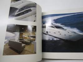 Pershing Boats - moving idea -luksusveneiden myyntiesittelykirja / tuoteluettelo, englanninkielinen