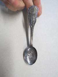 Walt Disney - Aku Ankka - Auran Kultaseppä, 830 H, hopeaa 26 gr, vuosileima A8 = 1978  -kummilusikka 