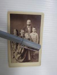 Apteekkari Domander perheineen, Mikkeli, 20.9.1886 -visiittikorttivalokuva / visit card photograph / cdv