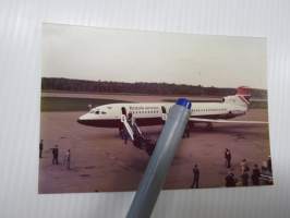 British Airways Trident three G-AWZG lentokone, Turun lentokenttä 1976 - kuninkaallinen vieras? Tutunoloinen hahmo, mutta onko Elizabeth II? -valokuva / postikortti