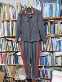 SA-kenttäpuku takki + housut kapteenin kauluslaatoin, housuissa tykistön punaiset sivusauman nauhat 