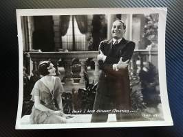 Maurice Chevalier ja Claudette Colbert - The Big Pond - A Paramount Publix Corp. still- / kaappikuva
