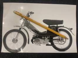 Motobecane 51 / II -mopedi / moottoripyörä tai niihin liittyvä -valokuva, promootiokuva / promotional photograph of a moped / motercycle / related