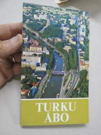 Turku - Åbo matkailukartta 1972, mukana monikielinen selostusosa sekä erillinen kaksipuolinen kartta taskukokoisessa kansiossa, osin hauskoja piirroskuvia