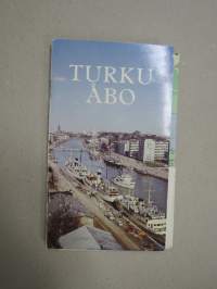 Turku - Åbo matkailukartta 1968, mukana monikielinen selostusosa sekä erillinen kaksipuolinen kartta taskukokoisessa kansiossa, hauskat piirroskuvat Tauno Torpo