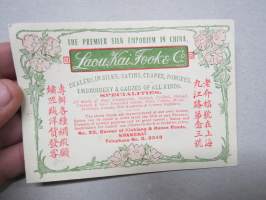 Laou Kai Fook & Co - The Premier Silk Emporium in China, Shanghai -kiinalaisen silkkikangaskaupan / -tukkurin mainoskortti v. 1925
