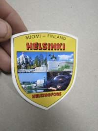 Suomi-Finland - Helsinki / Helsingfors -tarra, matkamuistotarra 1980-luvulta, pohjaväri keltainen