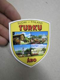 Suomi-Finland - Turku / Åbo -tarra, matkamuistotarra 1980-luvulta, pohjaväri keltainen