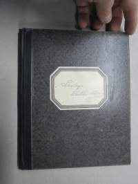 Lauluja - Sirkka Oiva, tyypillinen 1940-l kovakantinen muistikirja, ruudutetuin sivuin, johon kerätty ja kirjoitettu aikanaan suosittuja laulu- ja iskelmätekstejä