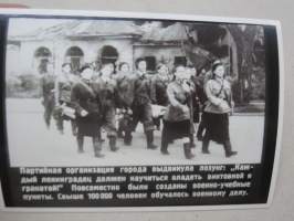 Leningradin puolueorganisaation iskulause; Jokaisen leningradilaisen tulee opetella käyttämään kivääriä -neuvostoliittolainen lentolehtinen, josta tehty postikortti