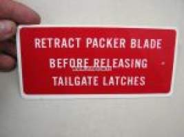 Retract packer blade... -tarra