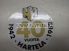 Hartela 40 vuotta -tarra