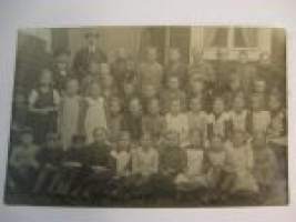 Järvensivun kansakoulun 3. ja 4. luokka 1920 -valokuva