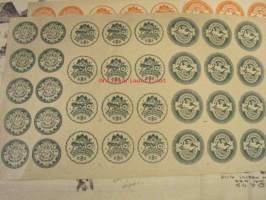 Käsityökoti / Slöjdhemmet -merkkiversiot 2 pk, toisen piirtänyt Bruno tuukkanen, toisen 