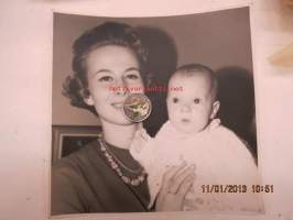 Äiti & tytär 3.4.1964 -valokuva