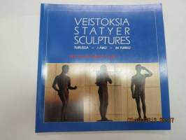 Veistoksia Trussa - Statyer i Åbo - Sculptures in Turku