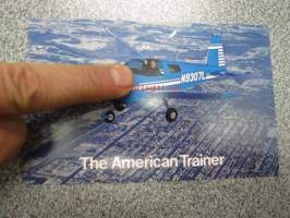 The American Trainer pienlentokone -mainospostikortti
