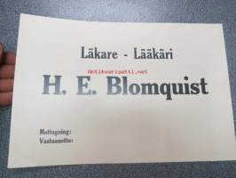 Läkare - Lääkari H. E. Blomqvist - Mottagning - Vastaanotto -ohuelle kartongille painettu lääkärinvastaanoton ilmoitus